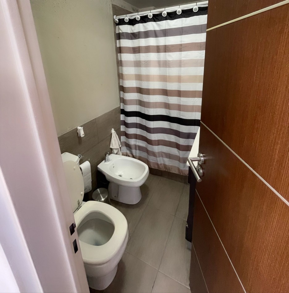 Venta Dpto.  2 amb  Caseros frente con balcon y cochera 