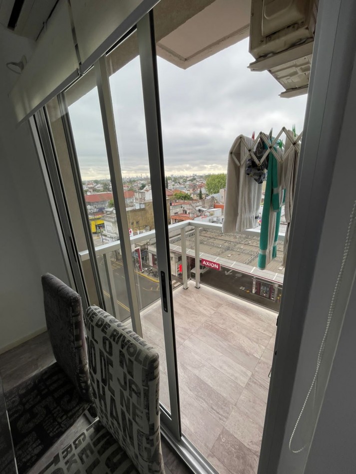 Venta Dpto.  2 amb  Caseros frente con balcon y cochera 