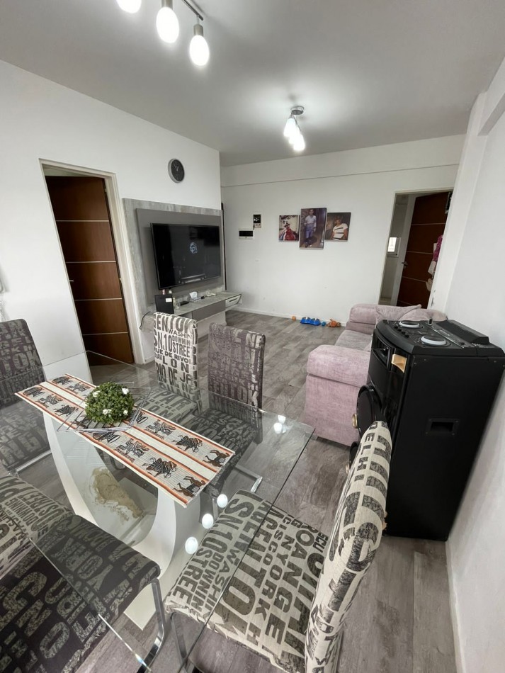 Venta Dpto.  2 amb  Caseros frente con balcon y cochera 