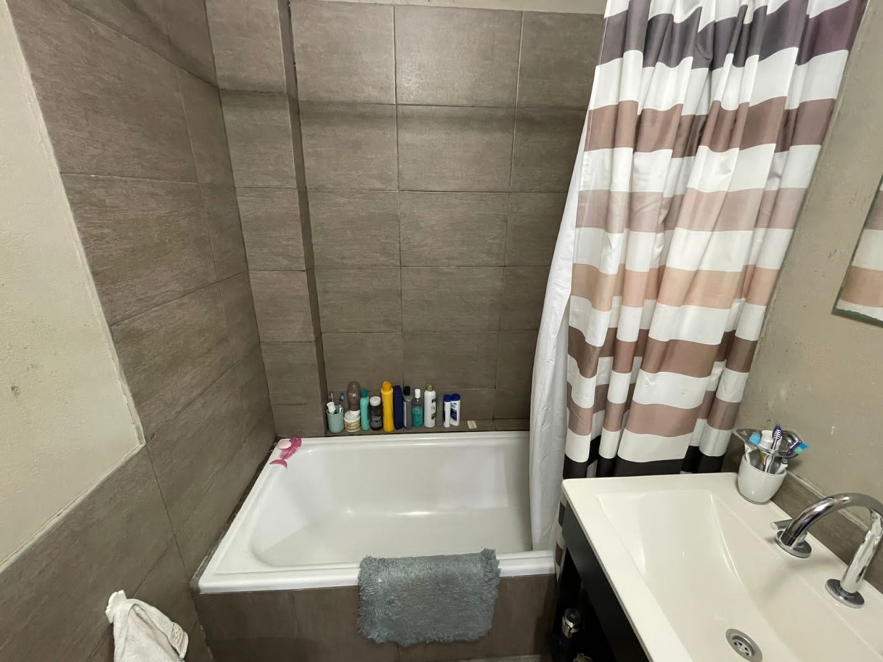 Venta Dpto.  2 amb  Caseros frente con balcon y cochera 