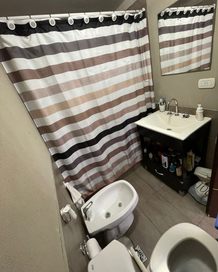 Venta Dpto.  2 amb  Caseros frente con balcon y cochera 